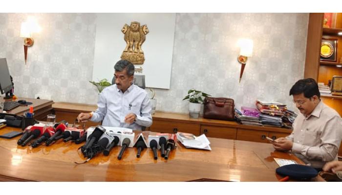 पेट्रोल, डिझेलचा जिल्ह्यात मुबलक साठा; अफवांवर विश्वास न ठेवण्याचे पालकमंत्री शंभूराज देसाई यांचे आवाहन