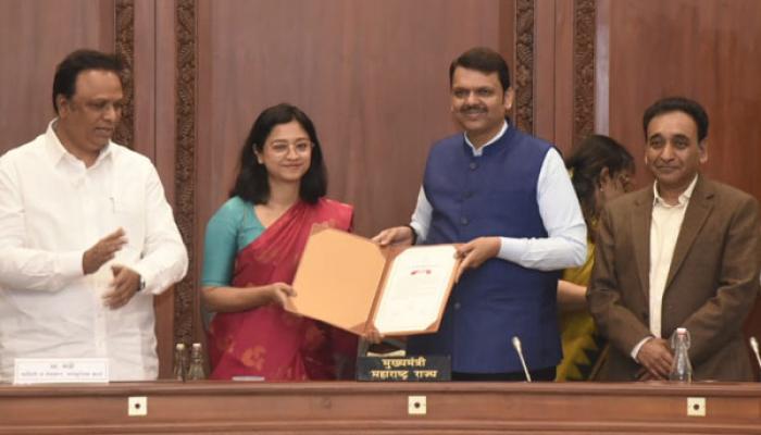 उत्कृष्ठ कामकाजाबद्दल सातारा जिल्हा परिषदेच्या मुख्य कार्यकारी अधिकारी श्रीमती याशनी नागराजन यांचा मुख्यमंत्र्यांच्या हस्ते गौरव