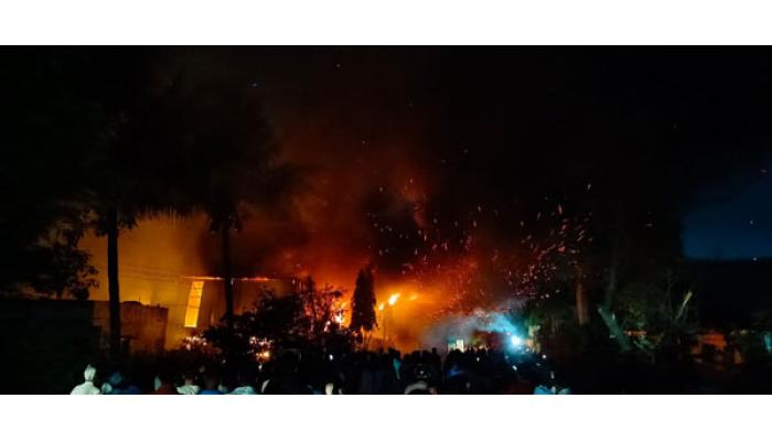 सोनगाव कचरा डेपो परिसरातील पत्रावळी कारखान्याला शॉर्टसर्किटमुळे भीषण आग; लाखोंचे नुकसान