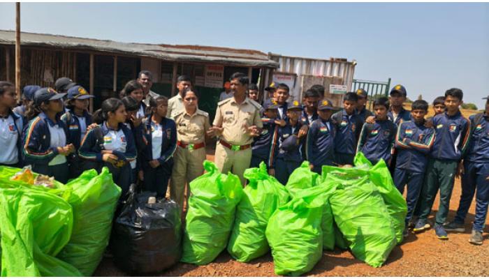 वनविभागाच्या वतीने &lsquo;कचरामुक्त कास पठार&rsquo; उपक्रमांतर्गत भव्य स्वच्छता मोहीम; एनसीसी, हरित सेनेच्या विद्यार्थी-विद्यार्थिनींचा उत्स्फूर्त सहभाग