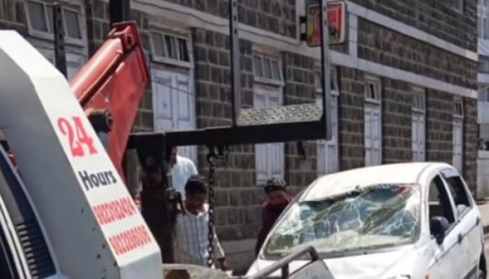 साताऱ्यात सयाजी विद्यालयासमोर टायर फुटून कार पलटी ; तिघे जण जखमी