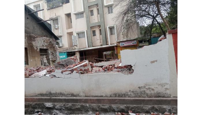कस्तुरबाच्या जुन्या आठवणी आता इतिहासजमा; रुग्णालयाच्या इमारतीवर पालिकेचा हातोडा, अवैध व्यवसायाला प्रतिबंध करण्यासाठी कारवाई