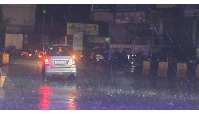 सातारा शहराला अवकाळीचा तडाखा; शहरातील रस्त्यांवर टपोऱ्या गारांचा सडा; बाजारपेठेत नागरिकांसह व्यावसायिकांची तारांबळ