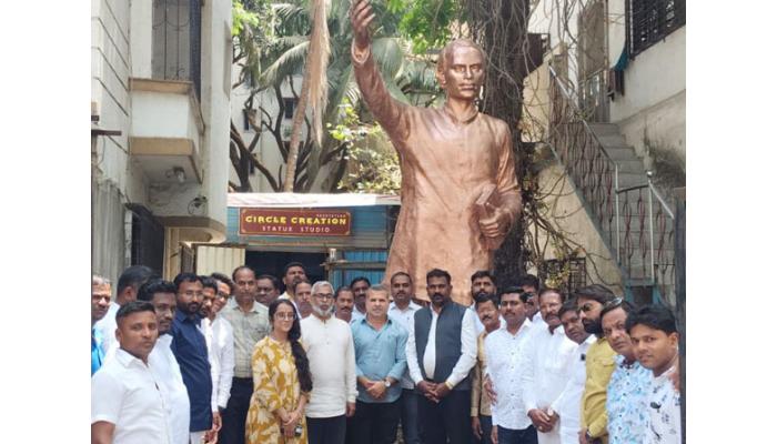 साताऱ्यात बसवण्यात येणारा लोकशाहिरांचा पुतळा तयार; नगराध्यक्षांसह मातंग समाजातील नेत्यांकडून मुंबईत पाहणी