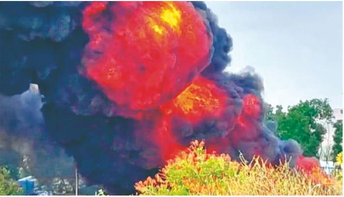 भीषण स्फोटाने तासवडे एमआयडीसी परिसर हादरला; एसकेएस केमिकल कंपनीत भीषण स्फोट तासवडे : तासवडे एमआयडीसीमधील (ता. कराड) एसकेएस केमिकल कंपनीत भीषण स्फोट झाला. पहिल्या भीषण स्फोटानंतर आणखी आठ कमी तीव्रतेचे स्फोट झालेे. स्फोटाच्या आवाजामुळे एमआयडीसीच्या 10 किलोमीटर परिसरातील गावांतील ग्रामस्थांच्या अक्षरशः कानठळ्या बसल्या. तसेच, परिसरातील गावांमधील घरांना तडे जाण्यासह खिडक्यांच्या काचा फुटल्या आहेत. सुदैवाने कंपनी बंद असताना ही दुर्घटना घडली आणि त्यामुळे कोणत्याही प्रकारची जीवितहानी झालेली नाही. एमआयडी