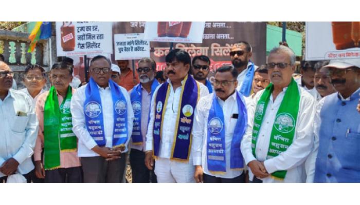 वंचित बहुजन आघाडीच्या कार्यकर्त्यांनी साताऱ्यात थापल्या चुलीवर भाकऱ्या; जिल्हाधिकारी कार्यालयावर महागाईचे निषेध आंदोलन