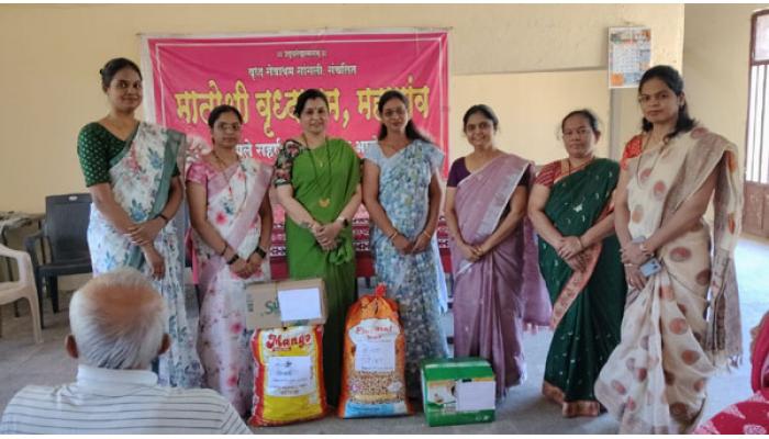 सातारा तालुक्यातील महागाव येथे मातोश्री वृद्धाश्रमाला विश्वरूपिणी ग्रुपचा मदतीचा हात