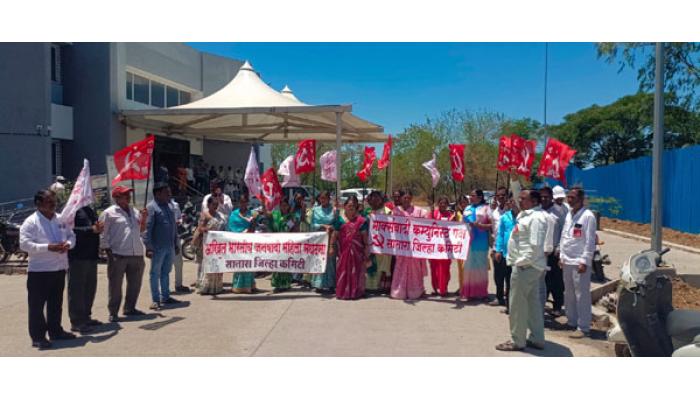 भोंदूगिरीविरोधात कोरेगाव तहसीलदार कार्यालयासमोर जनवादी महिला संघटनेचे तीव्र आंदोलन; अशोक खरात याच्यावर तात्काळ कारवाईची मागणी