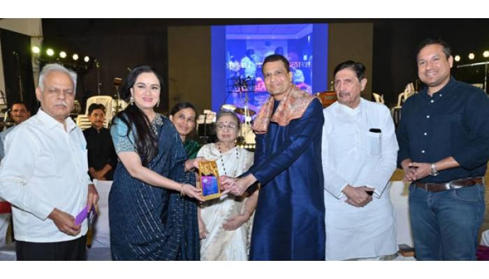 डॉ. प्रसाद जोशी यांचे वैद्यकीय व सामाजिक क्षेत्रातील योगदान अतुलनीय : ज्येष्ठ पार्श्वगायिका उषा मंगेशकर; उषा - वैभव पुरस्कार डॉ. प्रसाद जोशी यांना प्रदान