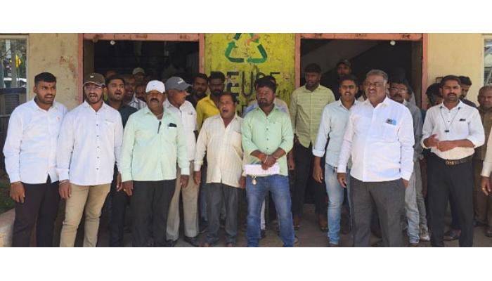 प्रभाग 23 मधील नागरिकांची पालिकेत जोरदार घोषणाबाजी; अतिक्रमण निरीक्षकाच्या निलंबनाची मागणी; प्रशासन विरुद्ध पदाधिकारी असा वाद सुरू