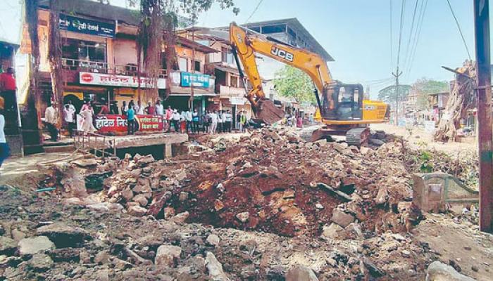 पाटण शहरातील ऐतिहासिक ब्रिटिशकालीन धांडे पूल जमीनदोस्त; नवीन पूल उभारणीचे काम लवकरच हाती घेतले जाणार