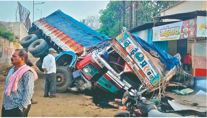 पुणे-बंगळूर राष्ट्रीय महामार्गावर कोर्टी गावच्या हद्दीत भराव पुलावरून ट्रक कोसळून दोन तुकडे; लाखों रूपयांचे नुकसान