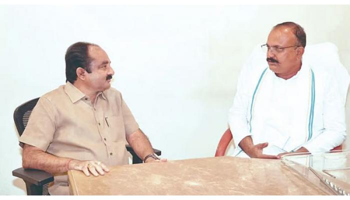 बारामती विधानसभा पोटनिवडणूक व्हावी यासाठी मंत्री मकरंद पाटील यांची शिष्टाई; काँग्रेसचे प्रदेशाध्यक्ष हर्षवर्धन सपकाळ यांची भेट