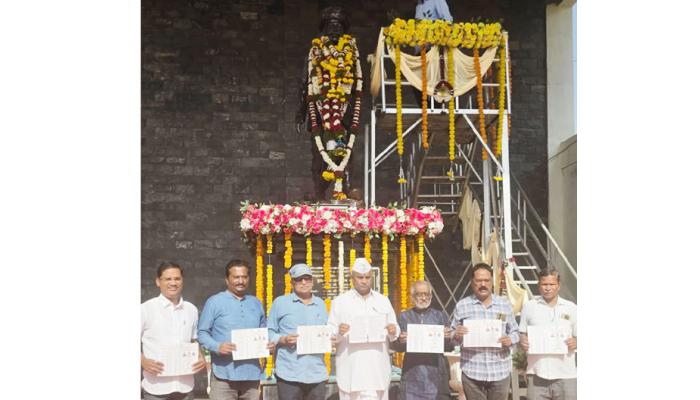 विद्रोही संमेलनाच्या संयोजन समितीच्या पदाधिकाऱ्यांनी कटगुण येथे केले महात्मा फुले यांना अभिवादन