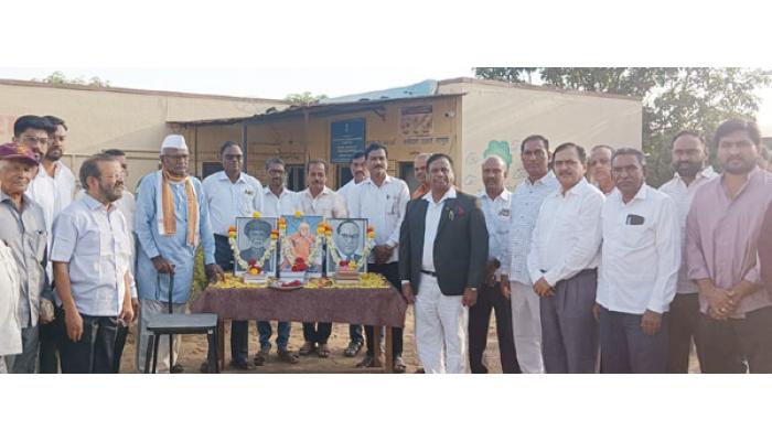 म. फुले, संत गाडगे बाबा, डाॅ. बाबासाहेब आंबेडकर हे समाज व्यवस्थेला मार्गदर्शक विचार देणारे दीपस्तंभ - प्रा. श्रीधर साळुंखे; 'चला करुया जागर महापुरुषांच्या विचारांचा' उपक्रमाचा शाहूपुरीत शुभारंभ