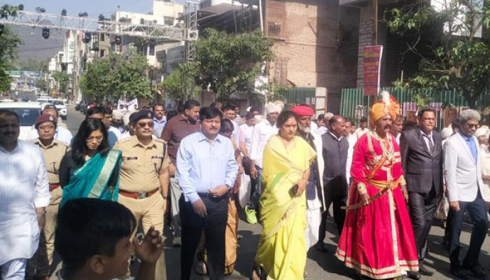 साताऱ्यात समता दिंडी उत्साहात ; विद्यार्थी आणि नागरिकांनी उत्स्फूर्त सहभा, डॉ. बाबासाहेब आंबेडकर यांना अभिवादन