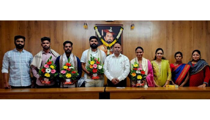 सातारा पालिकेच्या अभ्यासिकेतील विद्यार्थ्यांची एमपीएससीमध्ये दमदार कामगिरी; यशस्वी विद्यार्थ्यांचा ॲड. डी. जी. बनकर यांच्या हस्ते गौरव