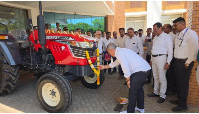 कूपर कॉर्पोरेशनचा सीएसआरमधून सातारा नगरपरिषदेला ट्रॅक्टर प्रदान ; लोकार्पणाचा कार्यक्रम उत्साहात, स्वच्छता व हरित उपक्रमांना मिळणार चालना