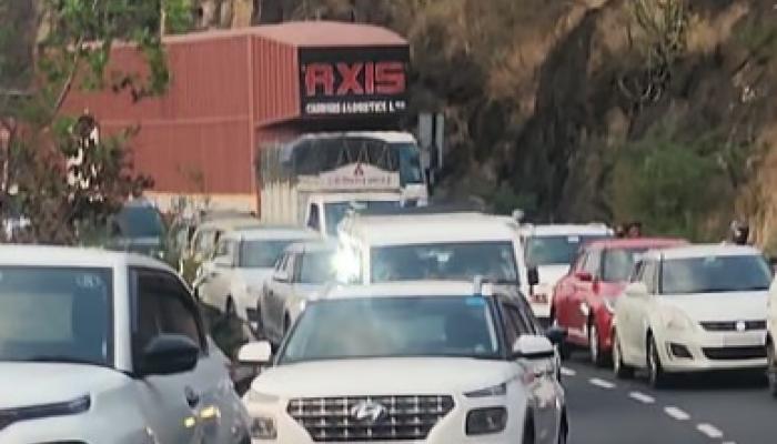 खंबाटकी घाटात एसटी बस नादुरुस्त; पुणे-सातारा महामार्गावर वाहनांच्या लांबच लांब रांगा