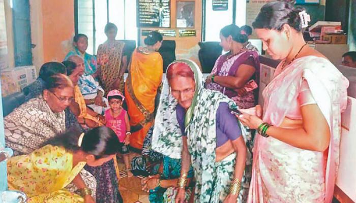 जुळेवाडी ग्रामपंचायत कार्यालयात पाण्यासाठी महिलांनी ठिय्या मांडला