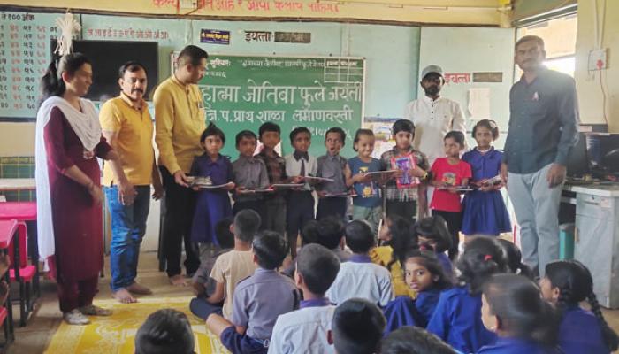 शैक्षणिक साहित्य वाटप करून महात्मा जोतीराव फुले यांची जयंती साजरी; महात्मा फुले युवा दलाचा लमाणवाडी शाळेत उपक्रम