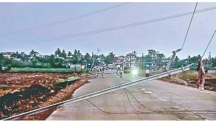 शेणोली स्टेशन ते जुळेवाडी महामार्गाकडेला वादळी वाऱ्यामुळे विद्युत खांब रस्त्यावर कोसळले