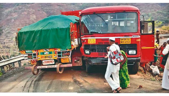 जळव घाटात एसटी व ट्रकमध्ये अपघात; चालकाने प्रसंगावधान राखून एसटीवर नियंत्रण मिळाल्याने मोठा अनर्थ टळला