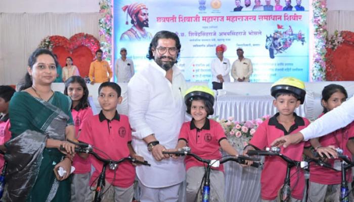 शासकीय योजनांचा लाभ तळागाळातील जनतेपर्यंत पोहचवा - ना. शिवेंद्रसिंहराजे; कुमठे येथे महाराजस्व अभियानांतर्गत लाभार्थ्यांना साहित्य, दाखले वाटप