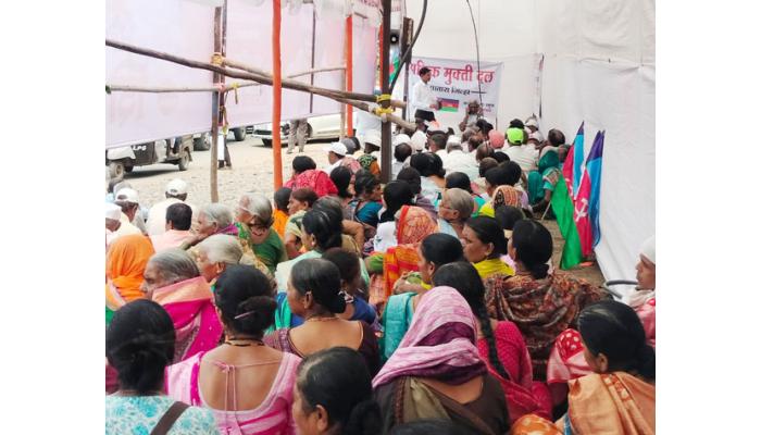 जिल्हाधिकारी कार्यालयावर श्रमिक मुक्ती दलाचे आंदोलन; प्रशासनाविरोधात जोरदार घोषणाबाजी