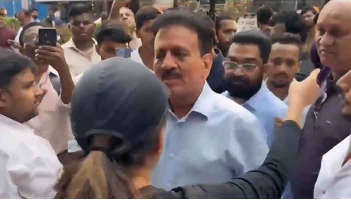 भाजपच्या आंदोलनामुळे मुंबईत प्रचंड वाहतूक कोंडी; संतप्त महिलेने मंत्री गिरीश महाजनांना झापले