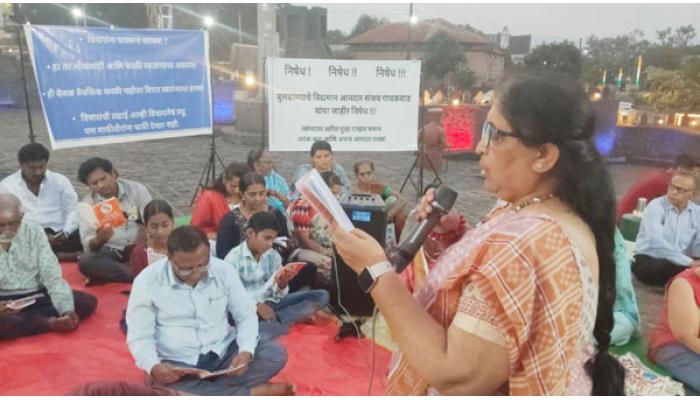 &lsquo;शिवाजी कोण होता&rsquo; पुस्तकाचे जाहीर वाचन करून आ. संजय गायकवाड यांच्या धमकीचा साताऱ्यात निषेध