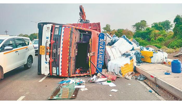 पारगावजवळ मालट्रक उलटल्याने चालक किरकोळ जखमी; शुक्रवारी सुमारे चार तास वाहतूक खोळंबली