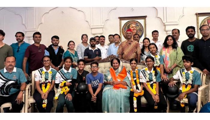 अश्वरोहकांचे जलमंदिर पॅलेस येथे जल्लोषात स्वागत; राजमाता श्रीमंत छत्रपती कल्पनाराजे भोसले यांच्या हस्ते सत्कार