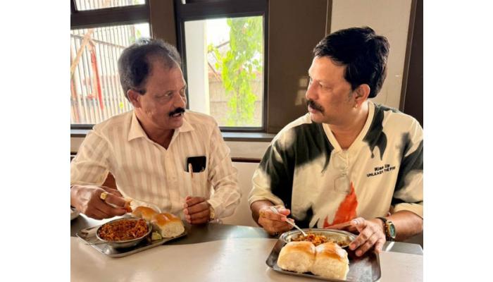 चंद्रविलास हॉटेलच्या सुप्रसिद्ध "मिसळ पावचा" अभिनेते संजय खापरे यांनी घेतला आस्वाद