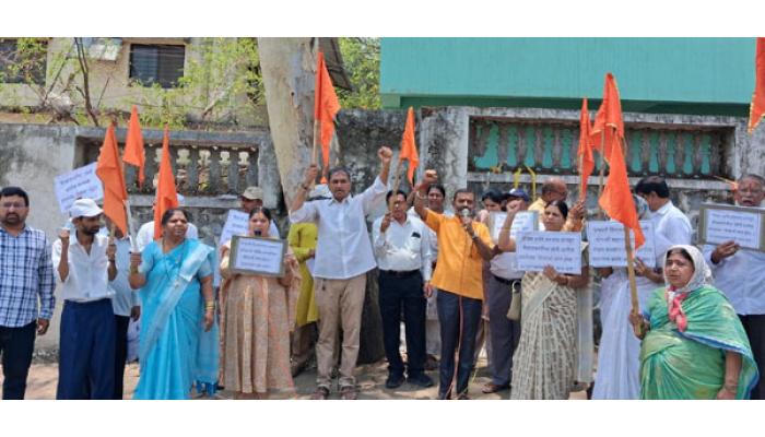 &lsquo;शिवाजी कोण होता?&rsquo; पुस्तकावर बंदीची मागणी; साताऱ्यात &lsquo;हिंदू राष्ट्र समन्वय समितीचे आंदोलन