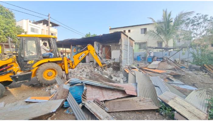 आझादनगरात अतिक्रमणावर हातोडा; मोकळ्या जागेवर अनधिकृतपणे उभारलेले पत्र्याचे शेड जमीनदोस्त