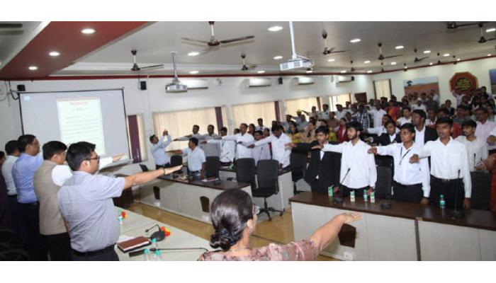 सेवा हक्क दिनानिमित्त साताऱ्यात उत्साहात; विविध कार्यक्रमांचे आयोजन, उपस्थित अधिकारी व कर्मचाऱ्यांना शपथ
