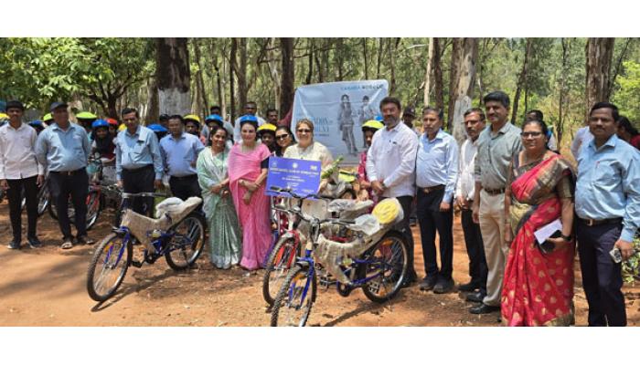भिलार येथील विद्यार्थिनींना &lsquo;सायकल बँक&rsquo; उपक्रमांतर्गत २६ सायकलींचे वाटप ; इनरव्हील क्लब ऑफ बॉम्बे पिअरचा उपक्रम