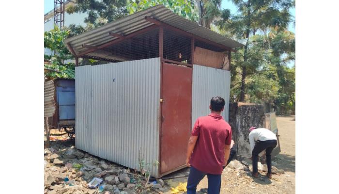 काँग्रेस कमिटी परिसरातील अनधिकृत बांधकामांवर हातोडा; सहा ते सात टपऱ्या हटवल्या