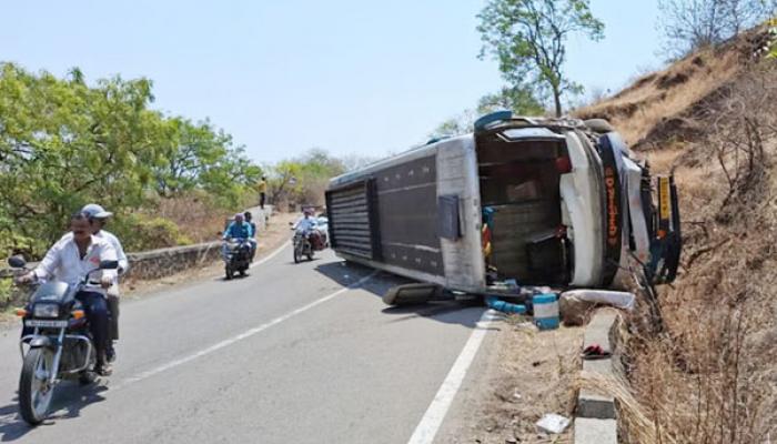 कराड-विटा मार्गावर सुर्ली घाटात ट्रॅव्हल्स पलटी; चालकासह सात जण जखमी; ब्रेक फेल झाल्याने अपघात