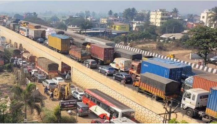 सलग सुट्ट्यांच्या सुनामीमुळे पुणे-बेंगलोर महामार्ग ओसंडला; खंबाटकी ते आनेवाडीपर्यंत वाहनांच्या लांबच लांब रांगा