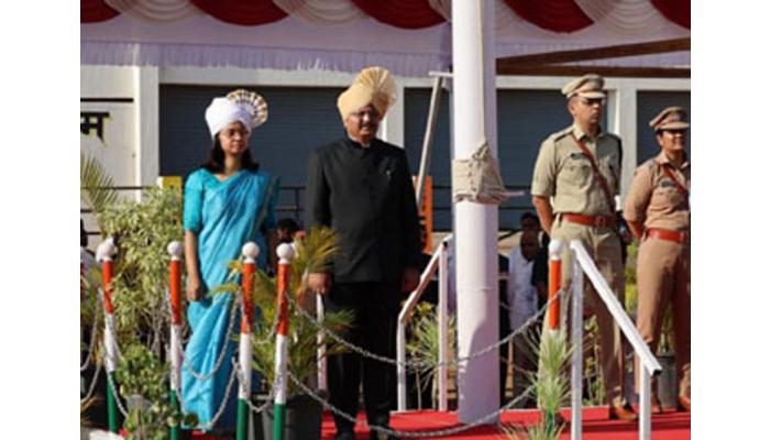 जिल्हाधिकारी कार्यालयात जिल्हाधिकारी संतोष पाटील यांच्या हस्ते राष्ट्रध्वजवंदन