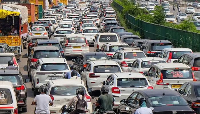 सलग सुट्ट्यांमुळे पुणे-सातारा महामार्गावर वाहनांची प्रचंड गर्दी; प्रचंड ट्रॅफिक जाम; लांब रांगा लागल्या, प्रवाशांचा संताप