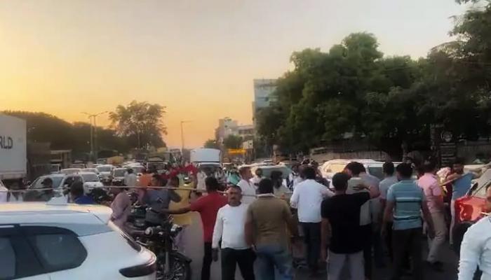नसरापूर अत्याचार प्रकरण: पीडितेच्या नातेवाईकांचा नवले पुलावर ठिय्या, पुणे-बंगळुरू महामार्ग रोखला