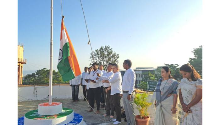 महाराष्ट्र दिन व कामगार दिनानिमित्त सातारा नगरपरिषदेत ध्वजारोहण उत्साहात; नगराध्यक्ष अमोल मोहिते यांची कर्मचारी वर्गाबद्दल कृतज्ञता