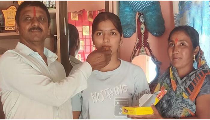 सेंटरिंग कामगाराची मुलगी शहाजीराजे कॉलेजमध्ये प्रथम ; मयुरी लावंड हिने कॉमर्स शाखेत ८६ टक्के गुण मिळवत पटकावला प्रथम क्रमांक