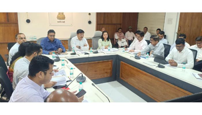 यंत्रणांनी मान्सून काळातील आपत्तीसोबतच पाणी टंचाईच्या दृष्टीने तयारी करावी - जिल्हाधिकारी संतोष पाटील, मान्सूनपूर्व आढावा बैठकीत सूचना