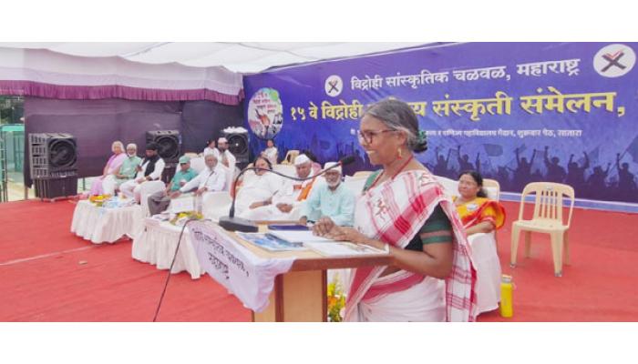 शोषितांसाठी चळवळ उभारण्याचे डॉ. सोनझरिया मिंझ यांचे आवाहन; &ldquo;उरलेल्यांनी संघर्षासाठी एकत्र यावे&rdquo;; विद्रोही संमेलनातून व्यवस्थेविरोधात संताप;