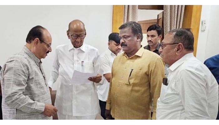 कोरेगाव येथील डी. पी. भोसले कॉलेजात सिंथेटिक ट्रॅक उभारा - एक्स डीपीयन्स तथा माजी विद्यार्थी संघटनेचे शरद पवार यांना साकडे