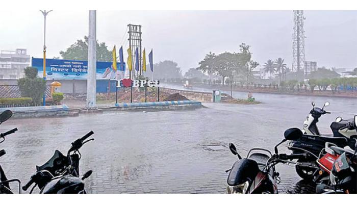 शनिवारी दुपारी दोन वाजण्याच्या सुमारास उंब्रजसह परिसराला अवकाळी पावसाने झोडपले; पावसाने सर्वत्र पाणीच पाणी